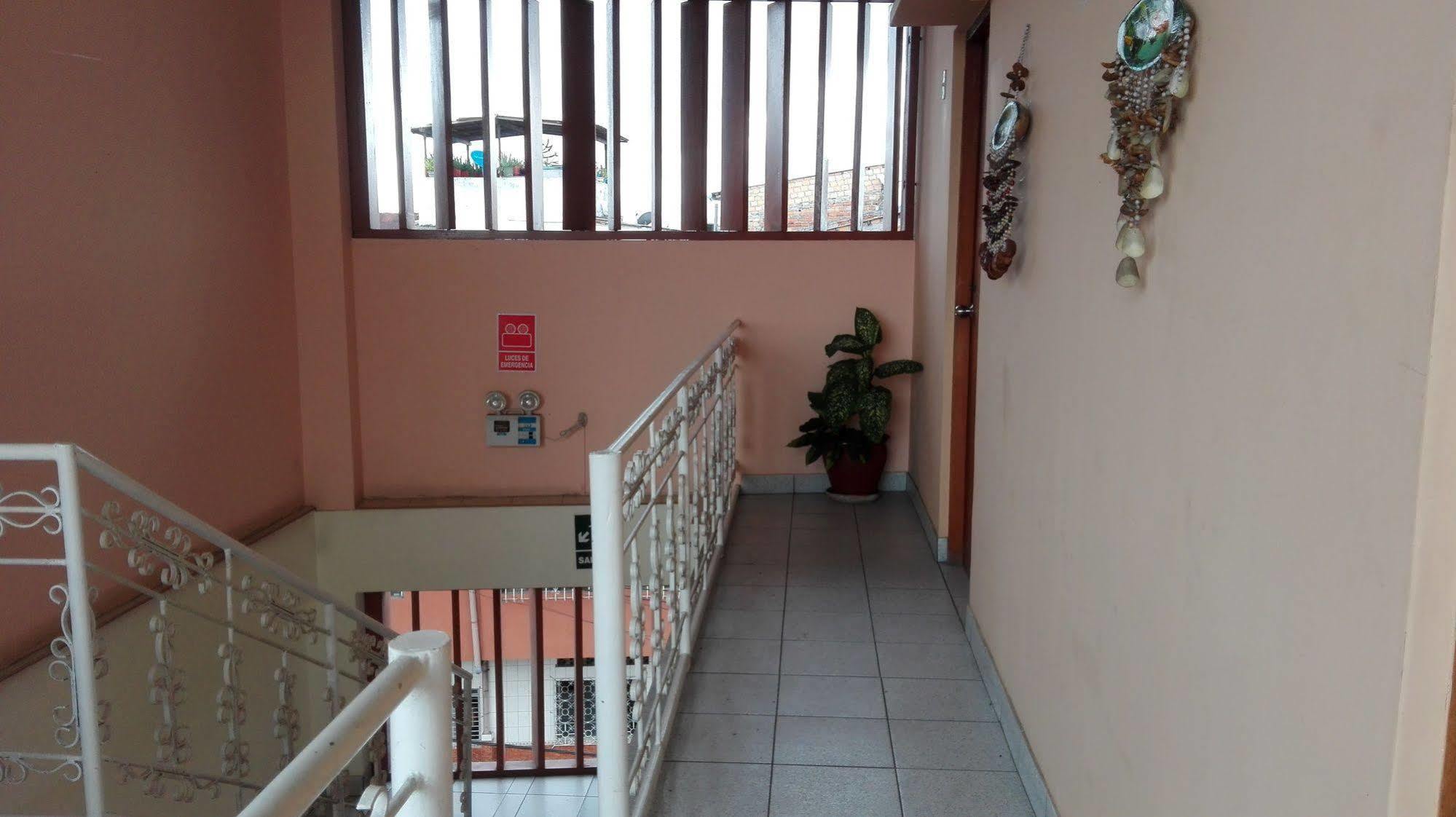 Hostal El Colibri Ікітос Екстер'єр фото